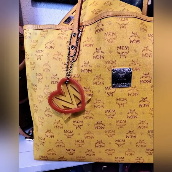 MCM Yellow Tote Bag with Iconic Monogram Pattern - Picture 3 of 13